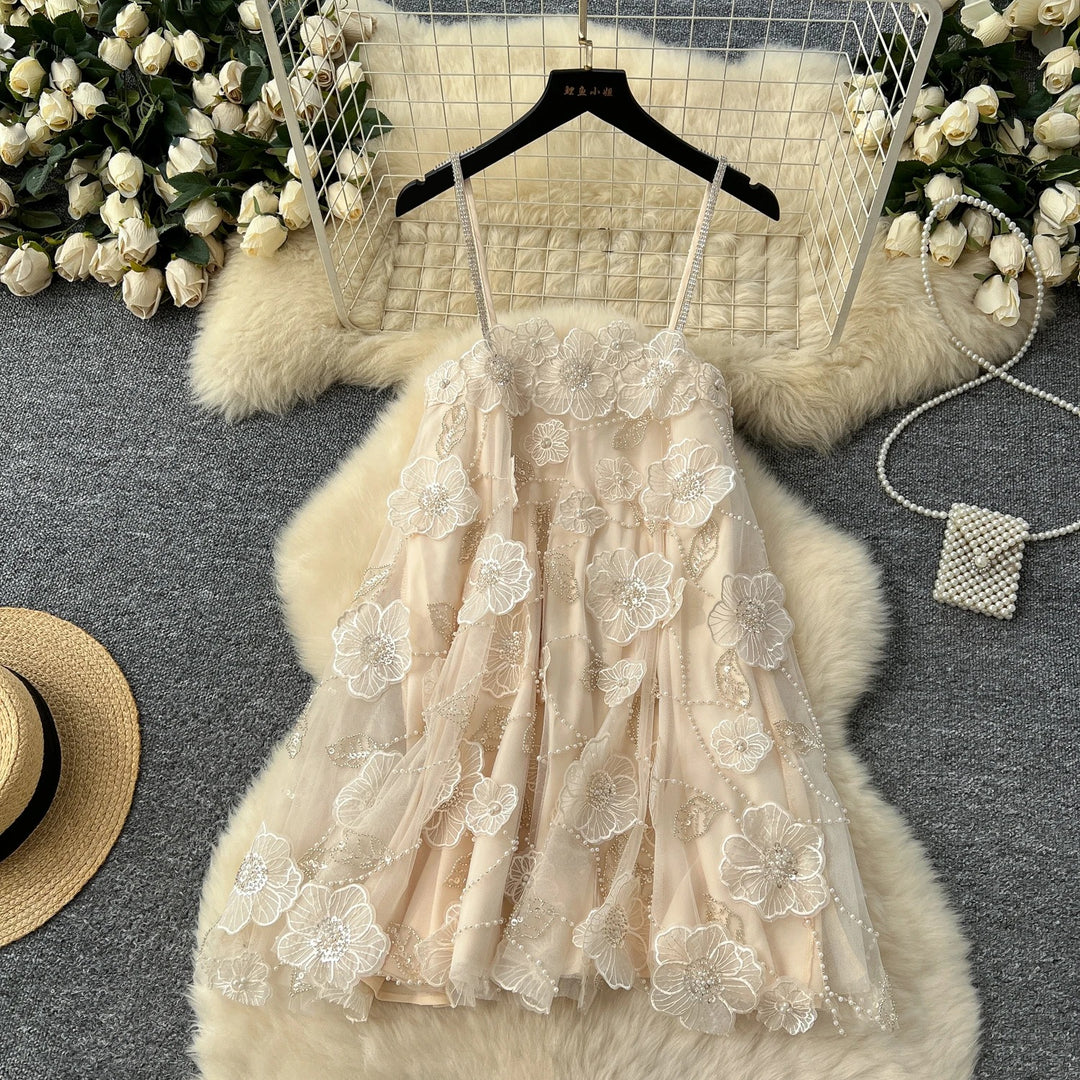 Vestido Bordado Floral, Cristais Manuais e Alças Delicadas