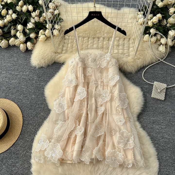 Vestido Bordado Floral, Cristais Manuais e Alças Delicadas