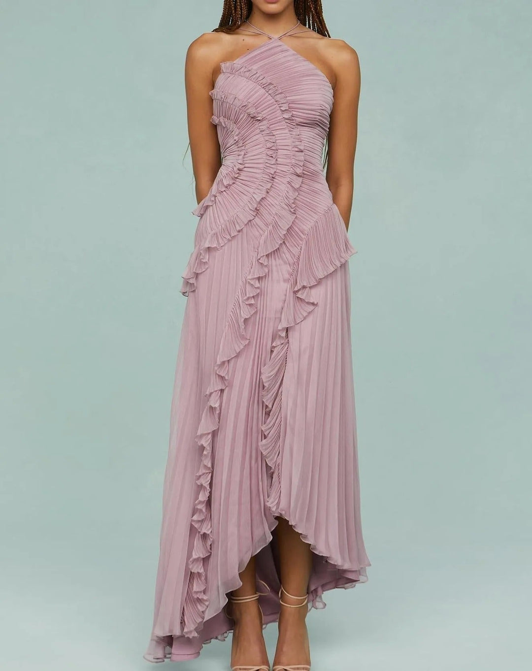 Vestido Midi Plissado Lavanda – Gola Halter, Babados em Cascata e Elegância Pura